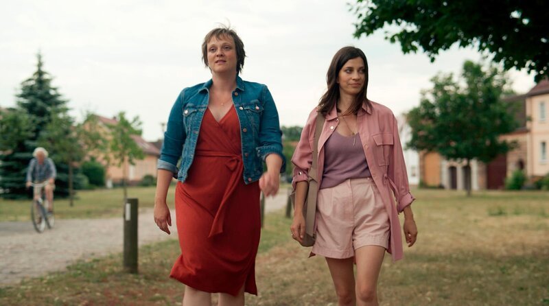 Noch sind Melanie (Annett Sawallisch, l.) und Lydia (Claudia Eisinger) froh, dass sich nach vielen Jahren wieder Zeit miteinander verbringen. – Bild: WDR/​zischlermann/​Simone Weigelt