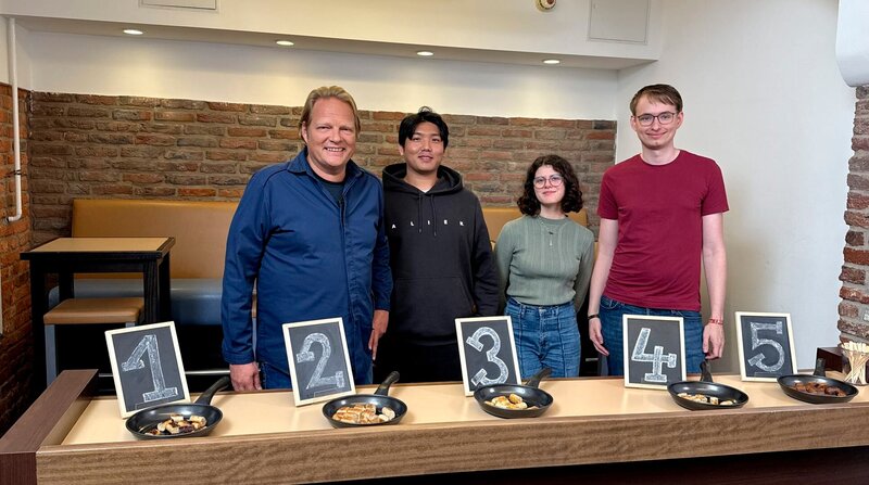 Geschmackstest: Björn Freitag (links) lässt Aachener Studierende verschiedene vegane und vegetarische Bratwürste probieren. – Bild: WDR/​Solis TV/​Joshua Stolz