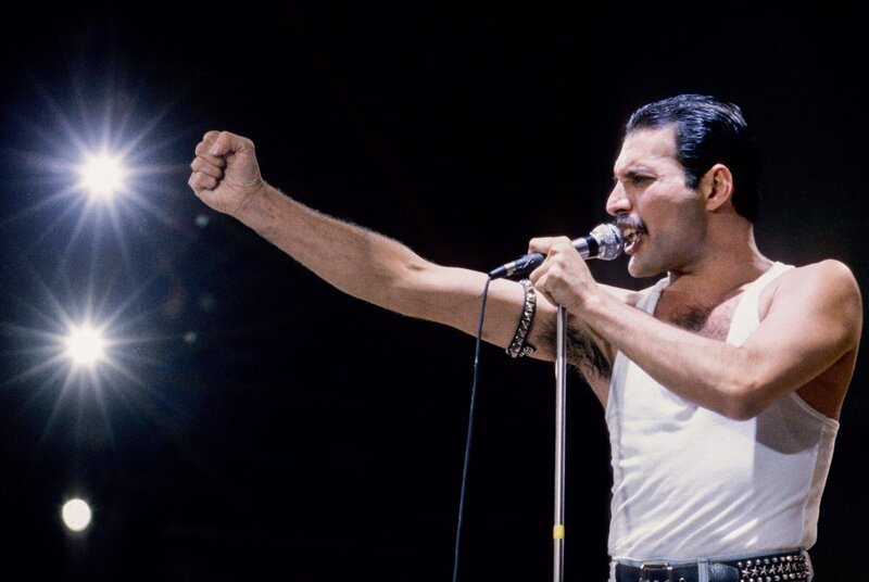 Freddie Mercury beim legendären „Live Aid“ Konzert 1985 in London. Hatte der Frontmann von „Queen“ sich damals schon mit HIV angesteckt? „Terra X History“ erzählt die Geschichte von „berühmten Kranken“. – Bild: ZDF und ddpimages/​Lynn Goldsmith