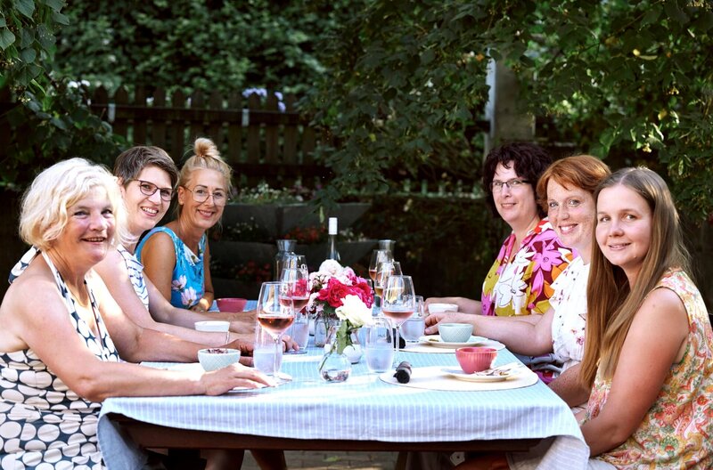 Die Landfrauen am Tisch: V.l.n.r.: Elise Paluch, Simone Gutting, Daniela Bischoff, Manuela Holtmann Caro Brück und Anna Lippner – Bild: SWR/​MEGAHERZ GmbH/​Phillipp Thurmaier