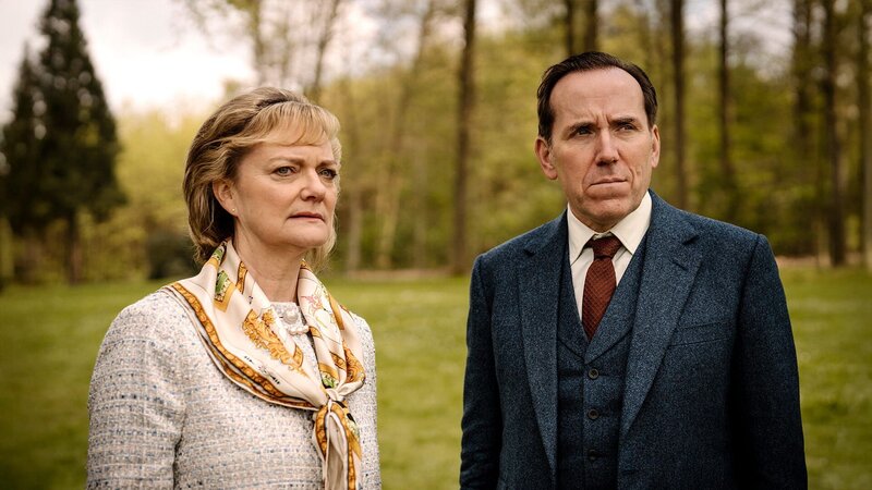 l-r: Sarah Woodward als Ingrid Snares, Ben Miller als Professor Jasper Tempest – Bild: Toon Aerts