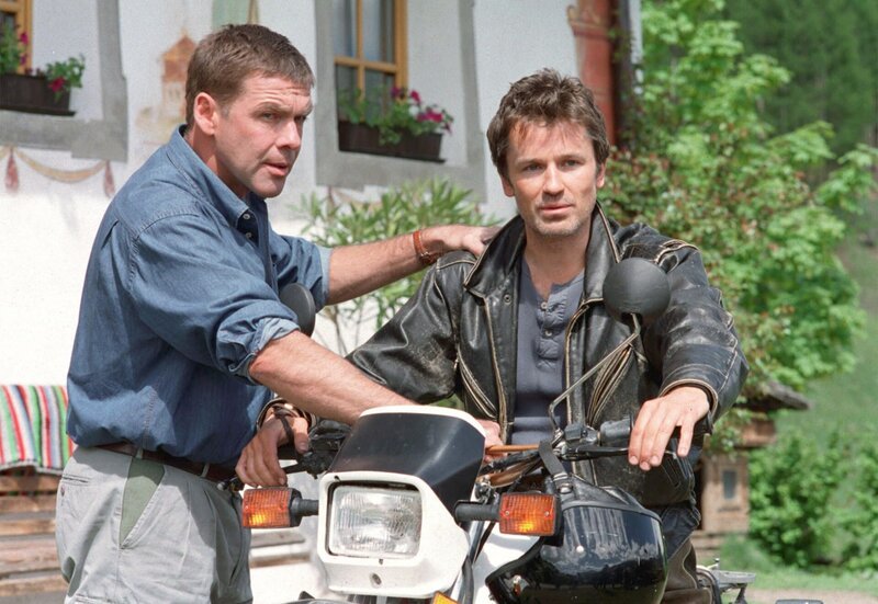 Johannes Wallner (Sascha Hehn, li.) und sein Bruder Markus (Timothy Peach). – Bild: ARD/​Degeto/​Marco Orlando Pichler