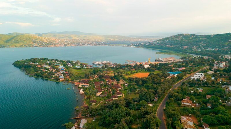 Der Tanganyika-See in Kigoma – Endstation der legendären Central Line und das Tor zu Tansanias unberührtem Westen. – Bild: NDR/​Tom Schachtsiek