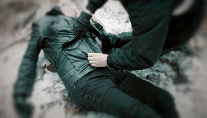 In Finsterwalde wollen zwei junge Männer ihren Vater nur kurz besuchen – doch sie machen eine grausige Entdeckung: Der Vater wurde umgebracht. Kurz danach wird am Berliner Gleisdreieck ein Drogendealer erstochen. Nichts führt anfangs beide Fälle zusammen. Als dann in Berlin ein Ladendieb festgenommen wird, ändert das alles. – Täter durchsucht sein Opfer – nachgestellte Szene. – Bild: rbb