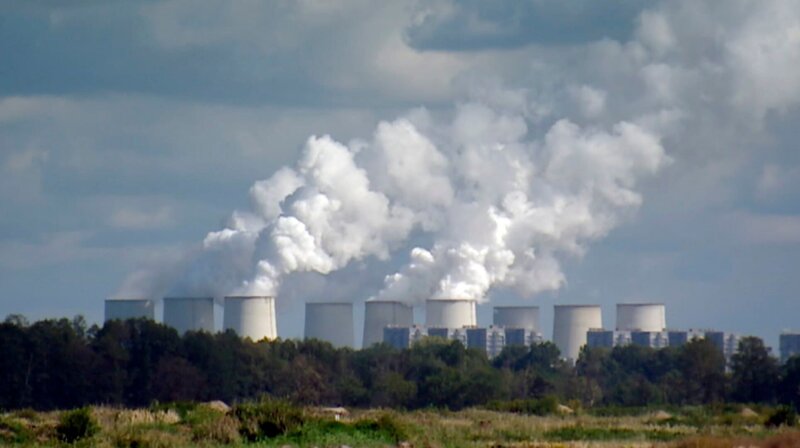 Die 2010er – das Land Brandenburg zwischen Boom und Umbruch: Die Arbeitslosigkeit sinkt, nicht nur Touristen kommen, auch Zukunftsunternehmen wie Tesla. Das Ende des Braunkohletagebaus wird beschlossen. Dauerthema sind Wölfe und der Flughafen BER. Eine Chronik zum 30. Geburtstag des Landes: drei Jahrzehnte voller Aufbrüche, Höhenflüge, Niederlagen, kleiner Geschichten und großer Geschichte. – Zeit nach der Kohle. – Bild: rbb