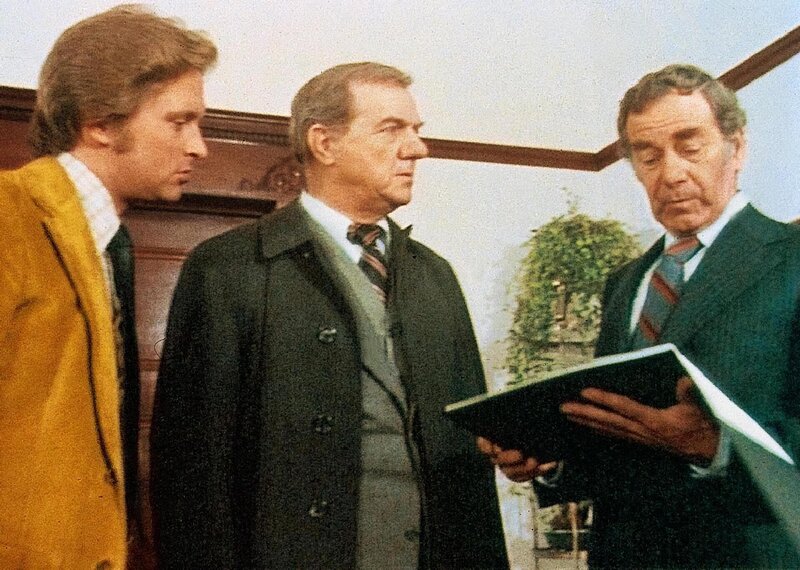 Nach dem Mordanschlag auf den Bischof unterrichtet George Webster (Walter Brooks) die beiden Ermittler Heller (Michael Douglas) und Stone (Karl Malden) darüber, dass Kirchengelder veruntreut wurden. – Bild: One