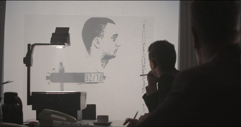 Die Arbeit der Ermittlungsbehörden und des Verfassungsschutzes wird durch Spielszenen rekonstruiert. – Bild: BR/​Dirk Laabs