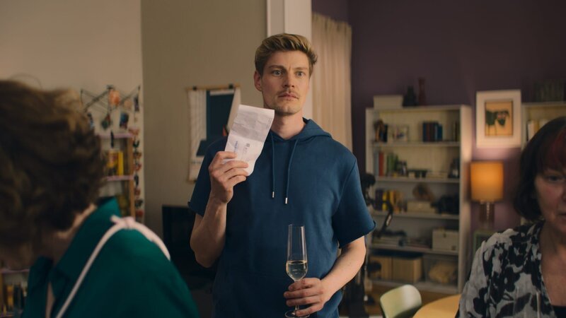 Knut (Helgi Schmid, M.) hat einen Brief gelesen, der eigentlich an Karo adressiert war. Und der hat es in sich! – Bild: ZDF und Moritz Anton