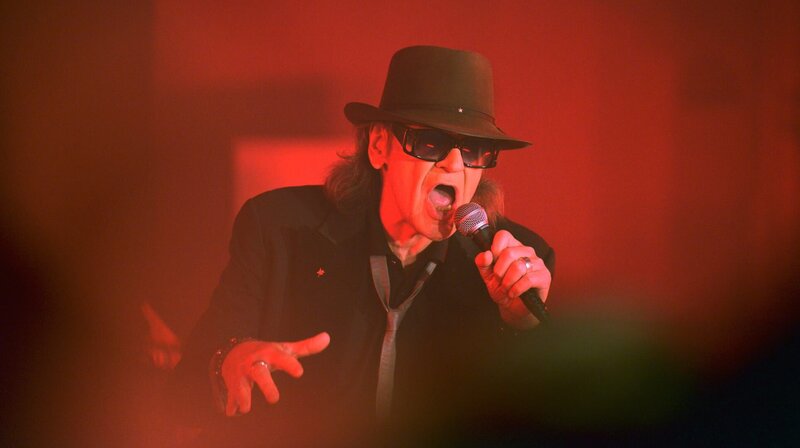 Am 17. Mai feiert Panikrocker Udo Lindenberg seinen 75. Geburtstag. Ans Aufhören denkt er noch lange nicht. Das rbb Fernsehen gratuliert mit dem „Sonderzug nach Pankow“ und dem legendären Leipziger Konzert. – Udo Lindenberg rockt den Sonderzug nach Pankow. – Bild: rbb/​Thomas Ernst