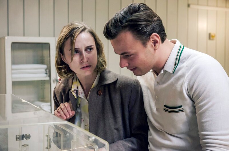 Neugeborenen-Sepsis: Sophie Meister (Pia-Micaela Barucki, l.) und ihr Mann (Leonard Hohm, r.) bangen um ihr Baby – wird es bleibende Hirnschäden zurückbehalten. – Bild: ARD/​Stanislav Honzik