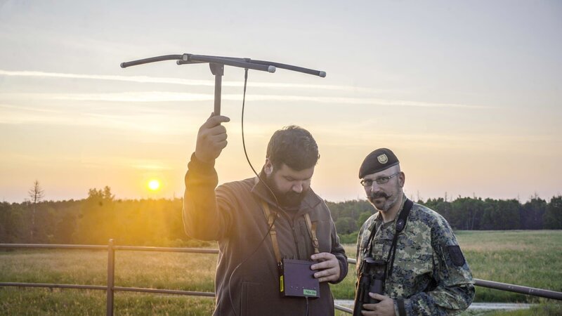 Aldin Selimovic (links), Wildtierbiologe an der Veterinärmedizinischen Universität Wien, und Oberstleutnant Andreas Berger suchen besenderte Wölfe am Truppenübungsplatz Allentsteig. – Bild: ServusTV /​ Bilderfest/​