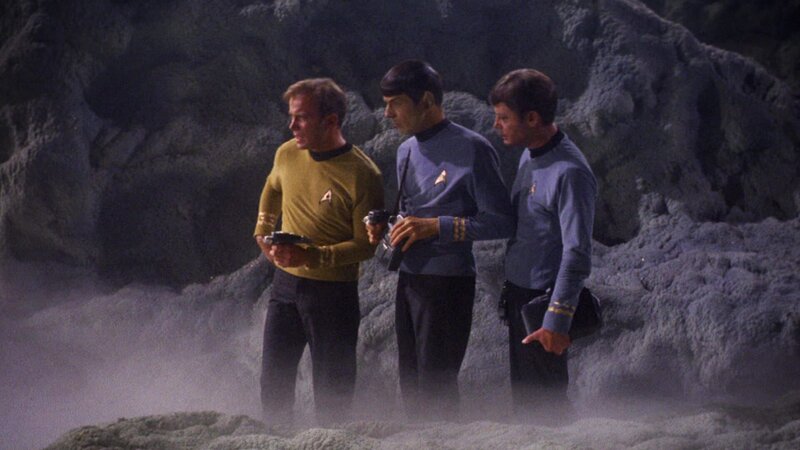 James Tiberius ‚Jim‘ Kirk (William Shatner), Mister Spock (Leonard Nimoy) und Dr. McCoy (DeForest Kelley) – Bild: Tele 5