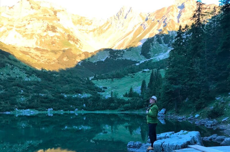 Historiker Klaus Reichold auf den Spuren des Märchenkönigs. – Bild: BR/​SWR