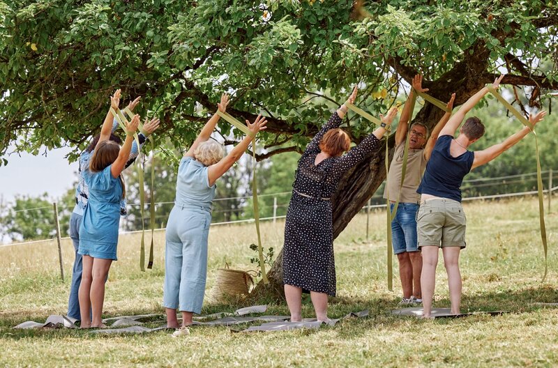 Die Landfrauen beim Yoga: V.l.n.r.: Simone Gutting, Caro Brück, Elise Paluch, Claus Bischoff, Anna Lippner, Manuela Holtmann – Bild: SWR/​MEGAHERZ GmbH/​Phillipp Thurmaier