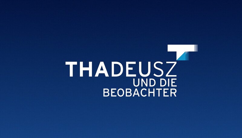 RUNDFUNK BERLIN-BRANDENBURG THADEUSZ und die Beobachter – Logo Das Logo der Sendung „THADEUSZ und die Beobachter“. © rbb, honorarfrei – Verwendung gemäß der AGB im engen inhaltlichen, redaktionellen Zusammenhang mit genannter rbb-Sendung bei Nennung „Bild: rbb“ (S2). rbb Presse & Information, Masurenallee 8⁠–⁠14, 14057 Berlin, Tel: 030/​97 99 3⁠–⁠12118 oder -12116, pressefoto@rbb-online.de – Bild: rbb /​ rbb Presse & Information