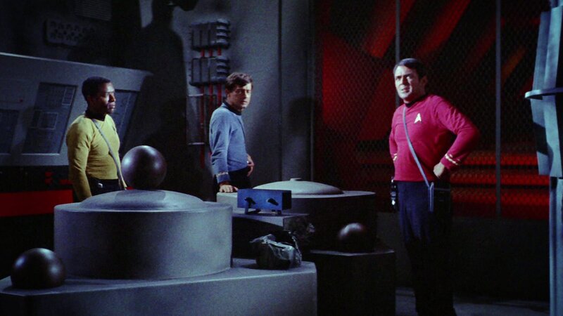 L-R: Elliott (John Copage), Dr. McCoy (DeForest Kelley) und Scott (James Doohan) – Bild: Tele 5