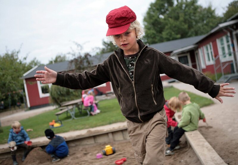 Der kleine Albin (Birk Henriksson) verschwindet aus dem Kinderhort. – Bild: rbb/​Degeto/​Yellow Bird/​Nille Leander