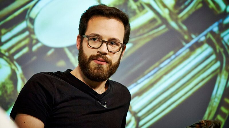 Der Jazztrompeter Julian Maier-Hauff steht als einer der wenigen live improvisierend am DJ-Pult und mixt Trompete, Saxophon, Posaune und Rhodes mit analoger Elektronik zu einem harmonischen Gesamtklang. – Bild: A. T. Birkenholz Der Jazztrompeter Julian Maier-Hauff steht als einer der wenigen live improvisierend am DJ-Pult und mixt Trompete, Saxophon, Posaune und Rhodes mit analoger Elektronik zu einem harmonischen Gesamtklang. – Bild: A. T. Birkenholz