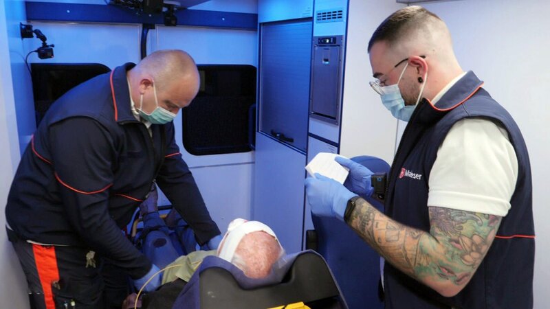 In der Nachtschicht wird Sanitäterinnen und Sanitätern einiges an Disziplin abverlangt. In Dresden müssen Ronny (l.) und sein Kollege Colin (r.) eine Platzwunde nähen und überzeugen den Rentner, sie ins Krankenhaus zu begleiten. Auch eine Coronainfektion steht auf ihrem Plan, ein Patient leidet nach einer Lungen-OP unter Atemnot. – Bild: RTLZWEI