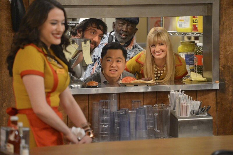 Nicht nur Max (Kat Dennings, l.) ist daran interessiert wie Deke wohnt, auch Caroline (Beth Behrs, r.), Oleg (Jonathan Kite, 2.v.l.), Han (Matthew Moy, 3.v.l.) und Earl (Garrett Morris, 2.v.r.) können ihre Neugierde kaum zügeln … – Bild: Warner Bros. Television