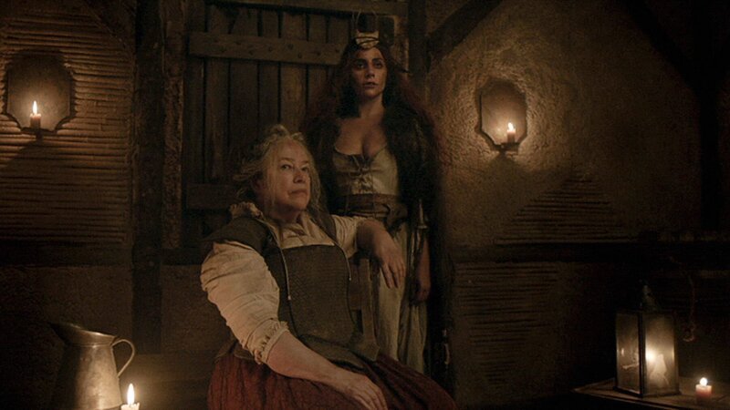 L-R: Thomasin ‚The Butcher‘ WHITE (Kathy Bates) und Scathach (Lady Gaga). – Bild: Twentieth Century Fox Film Corporation