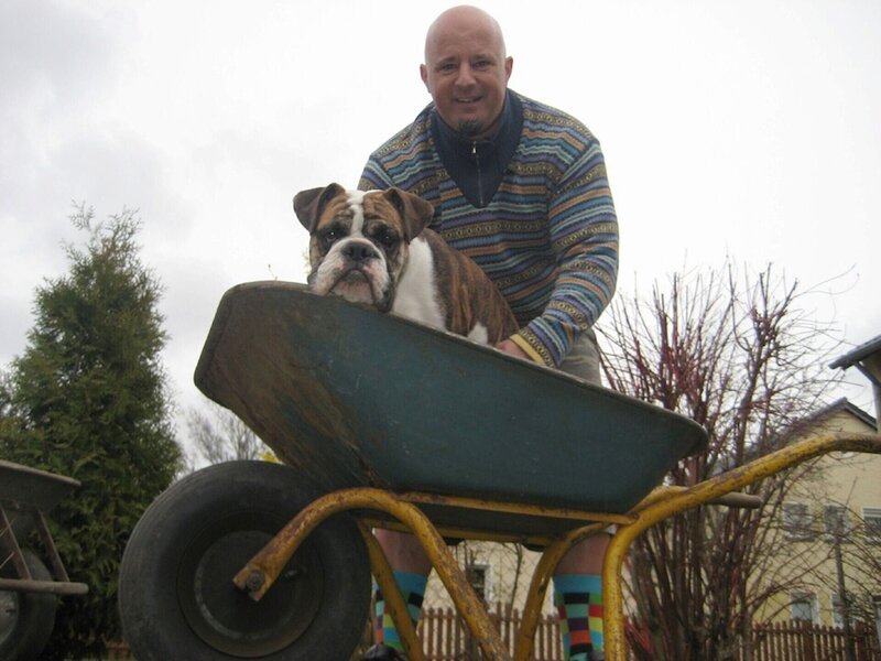 Detlef mit seinem Hund Kai-Uwe. – Bild: RTL /​ Tokee bros/​PK /​ Staffel VI, Folge 14