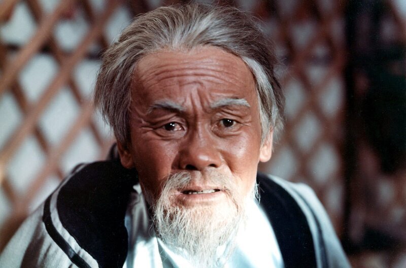 Der alte Hirte Pagwa (Zaagani Zegmed) hütet eine geheimnisvolle Truhe, die ihm der Weise Arat vor Jahren gab, und die nie geöffnet werden darf. – Bild: MDR/DEFA-Stiftung/Peter Blümel Der alte Hirte Pagwa (Zaagani Zegmed) hütet eine geheimnisvolle Truhe, die ihm der Weise Arat vor Jahren gab, und die nie geöffnet werden darf. – Bild: MDR/DEFA-Stiftung/Peter Blümel