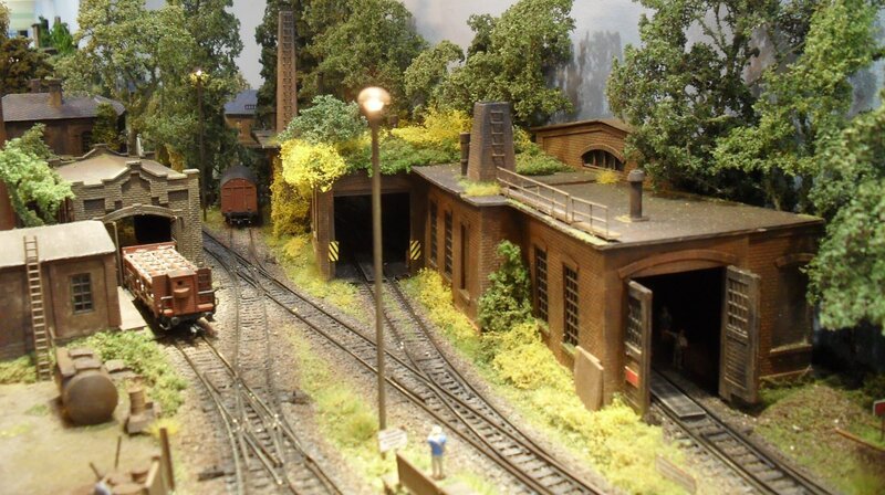Herausragende Miniaturwelten in unterschiedlichen Größen, eingefangen auf den großen Modellbahnmessen Deutschlands, haben es geschafft, hunderttausende von Modellbahnfreunden zu verzaubern. – Bild: SWR/​Wolfgang Drichelt