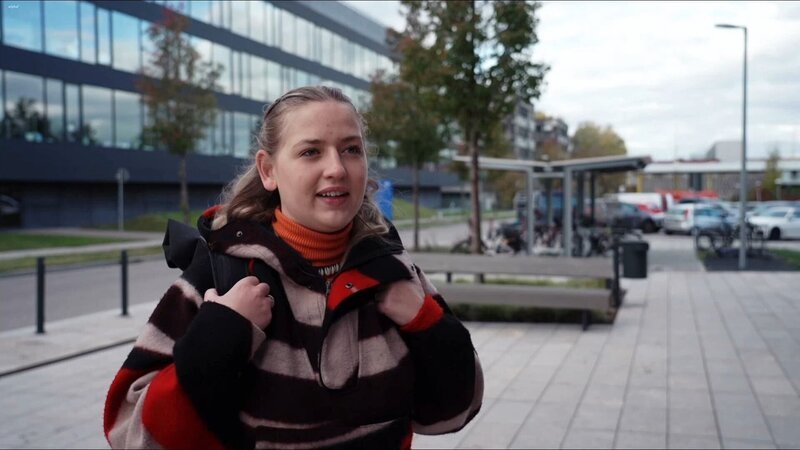 Maria Magdalena studiert im 5. Semester Biochemie an der TU München. Sie gehörte in der Schule zu den Allerbesten. Bei ihrem anspruchsvollen Studium heißt es nun Durchhalten, alle Prüfungen, egal wie, bestehen. Ihr Sorgenfach ist Organische Chemie 2, daran scheitern viele. Viel lernen zu können, ist das eine, aber auch praktisch veranlagt muss man in diesem Fach sein. Maria Magdalena muss z.B. für eine Übung ein Mikroskop aus vielen Einzelteilen zusammenbauen. – Bild: BR/​Joana Lenz