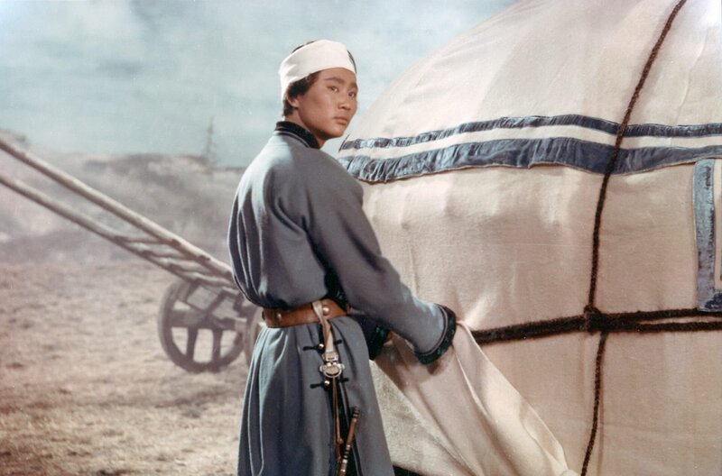Pagwas jüngster Sohn Dawadorshi (Batsuchijn Zorig, links) sorgt sich um seinen Vater und macht sich auf den Weg zum Weisen Arat. – Bild: MDR/DEFA-Stiftung/Peter Blümel Pagwas jüngster Sohn Dawadorshi (Batsuchijn Zorig, links) sorgt sich um seinen Vater und macht sich auf den Weg zum Weisen Arat. – Bild: MDR/DEFA-Stiftung/Peter Blümel