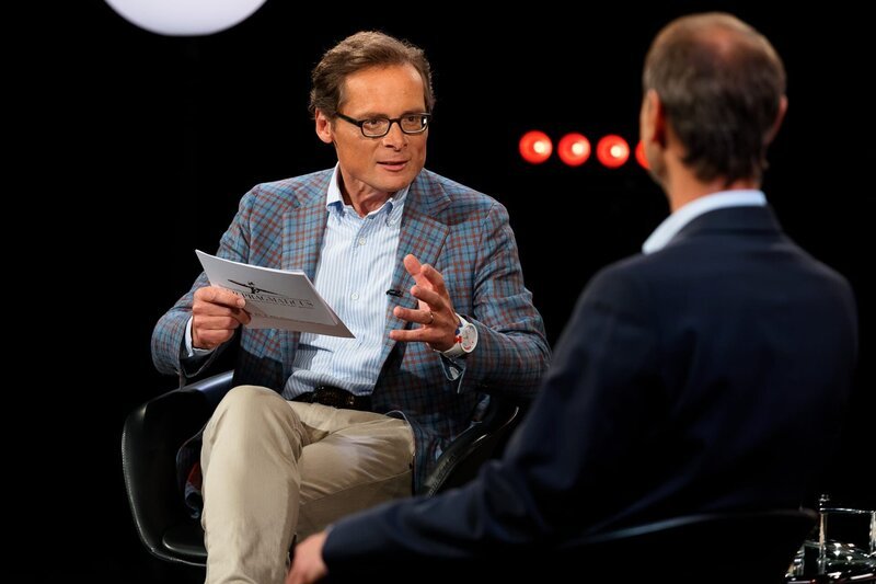 Roger Köppel (l.) – Bild: ServusTV /​ Wieser