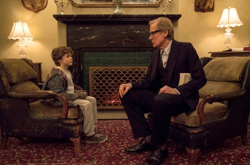 Der kleine Jude (Finlay Wojtak-Hissong) hört gespannt zu, was Timofey (Bill Nighy) ihm mitzuteilen hat. – Bild: WDR/​Wild Bunch GmbH