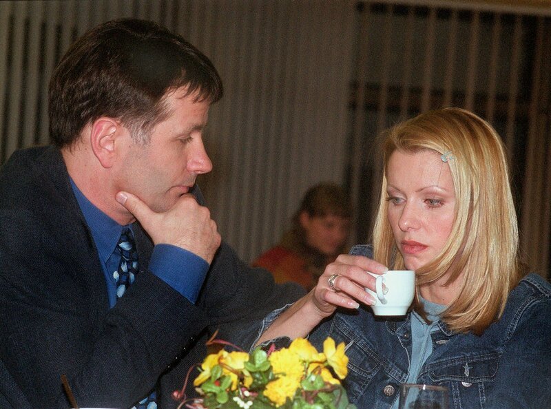 MDR Fernsehen IN ALLER FREUNDSCHAFT, „Stunden der Angst“, am Freitag (04.05.12) um 12:30 Uhr. Die Genesung des Schornsteinfegers Alexander Grothe verläuft problematisch. Der Verdacht einer HIV-Infektion verhärtet sich. Da ein Test nicht ohne das Einverständnis des Patienten vorgenommen werden darf, bittet Dr. Roland Heilmann (Thomas Rühmann, li.) Alexanders Freundin Linda (Katharina Kraushaar, re.) um Hilfe. – Bild: MDR/​Laue