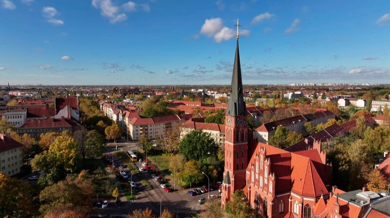 Die besten Entdeckungen und Tipps für Pankow. Im Florakiez gibt es Blaubeer- und Rote Bete-Pralinen, um die Karower Teiche kann man bei Wind und Wetter gut spazieren und wer Lust auf ein letztes Bier hat, schaut in der „Eiche“ vorbei – Pankows älteste Kneipe. Eine ziemlich gute Idee, mal wieder den Berliner Norden zu besuchen. – St. Georg Kirche in Pankow. – Bild: rbb