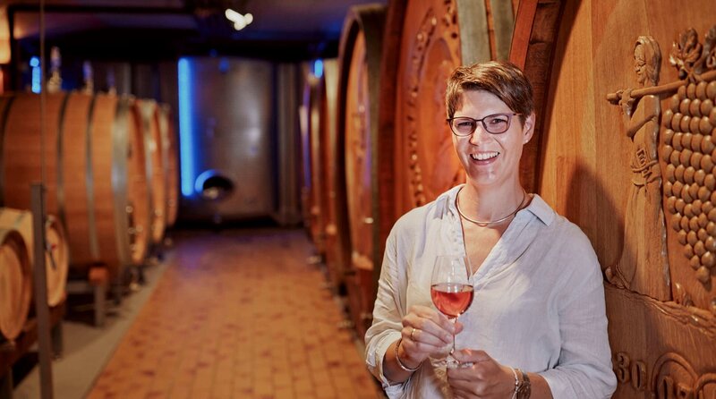 Simone Gutting im Weinkeller – Bild: SWR/​MEGAHERZ GmbH/​Phillipp Thurmaier