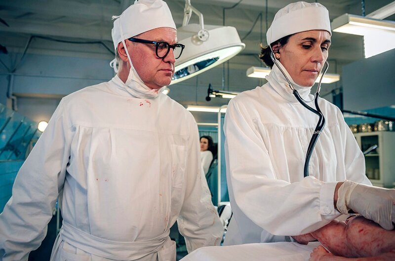 Bei der Geburt des Babys von Prof. Prokop bittet Prof. Kraatz (Uwe Ochsenknecht, l.) erstmals Dr. Ingeborg Rapoport (Nina Kunzendorf, r.) in den Kreißsaal. – Bild: ARD/​Stanislav Honzik