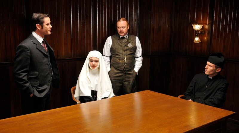 Detective Murdoch (Yannick Bisson), Schwester Theresa (Katie Boland), Inspector Brackenreid (Thomas Craig) und Vater William (Sebastian Pigott). – Bild: WDR/​Stephen Scott