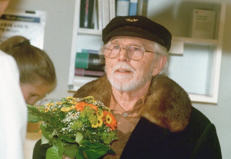 Opa Friedrich (Fred Delmare) will Pia Heilmann besuchen und erfährt von der Einlieferung Ursula Fröses (Dorit Gäbler). – Bild: MDR/​Laue