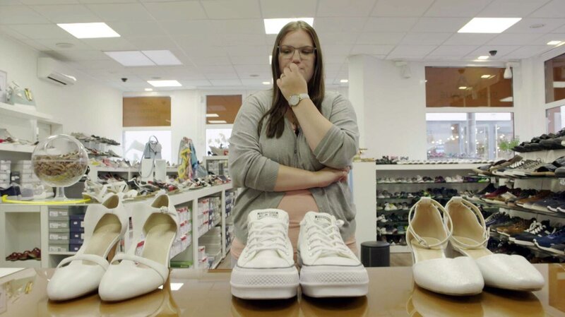 Kandidatin Anna muss sich für ein Paar Schuhe entscheiden. – Bild: RTL