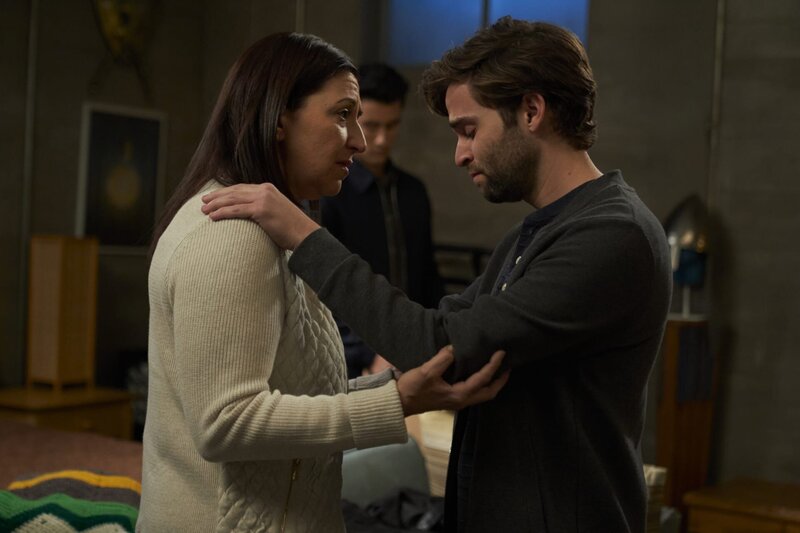 L-R: Myrna Schmitt (Michelle Gardner), Dr. Nico Kim (Alex Landi) und Dr. Levi Schmitt (Jake Borelli) – Bild: American Broadcasting Companies, Inc.