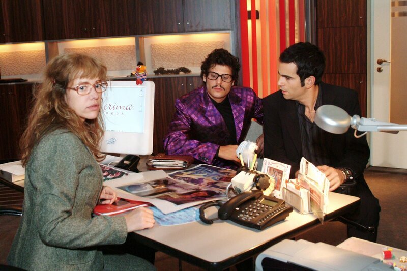 David (Mathis Künzler, r.) ist schockiert, dass Rokko (Manuel Cortez, M.) und Lisa (Alexandra Neldel, l.) die Parfümkampagne ohne Mariellas Namen starten wollen. (Dieses Foto von Alexandra Neldel darf nur in Zusammenhang mit der Berichterstattung über die Serie „Verliebt in Berlin“ veröffentlicht und verbreitet werden.) – Bild: SAT.1 /​ Monika Schürle Eigenproduktionsbild frei