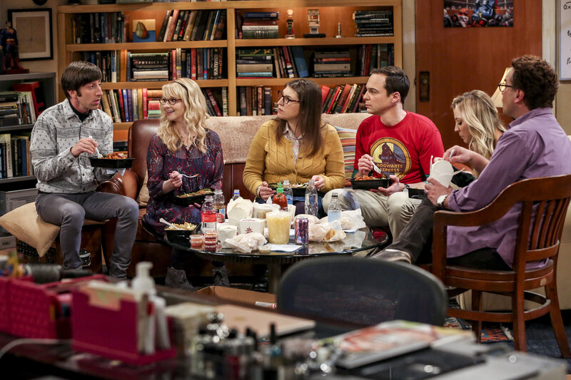 (v.l.n.r.) Howard (Simon Helberg); Bernadette (Melissa Rauch); Amy (Mayim Bialik); Sheldon (Jim Parsons); Penny (Kaley Cuoco); Leonard (Johnny Galecki) – Bild: © Warner Bros. /​ Michael Yarish /​ Michael Yarish