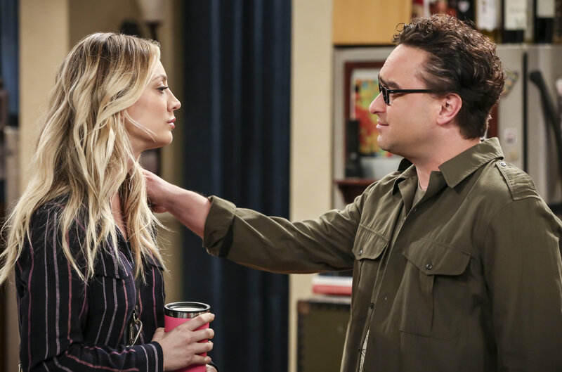 Penny (Kaley Cuoco, l.); Leonard Hofstadter (Johnny Galecki, r.) – Bild: © 2019 WBEI. All rights reserved. /​ Michael Yarish /​ Michael Yarish