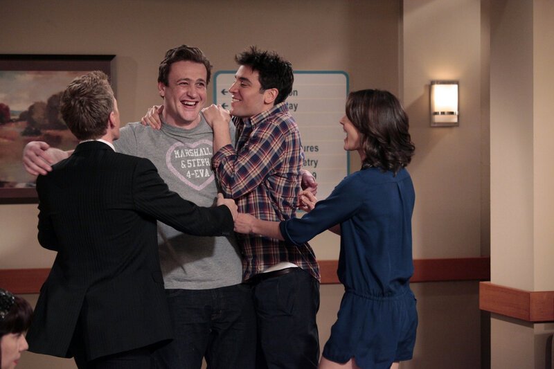Freuen sich über den Nachwuchs ihrer Clique: Ted (Josh Radnor, 2.v.r.), Marshall (Jason Segel, 2.v.l.), Barney (Neil Patrick Harris, l.) und Robin (Cobie Smulders, r.) … – Bild: 20th Century Fox International Television