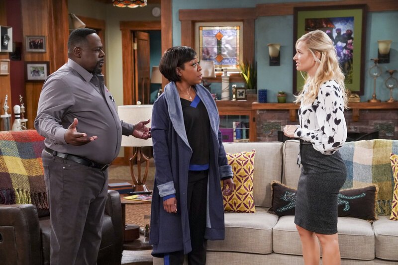 (v.l.n.r.) Calvin Butler (Cedric the Entertainer); Tina Butler (Tichina Arnold); Gemma Johnson (Beth Behrs) – Bild: © 2018 CBS Broadcasting, Inc. /​ Monty Brinton /​ Monty Brinton