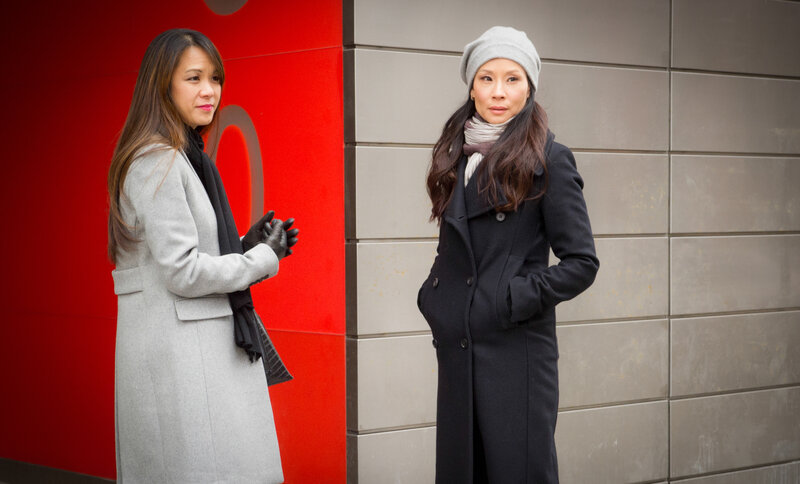 Während Watson (Lucy Liu, r.) damit zurechtkommen muss, dass ihre Klientin Lin Wen (Samantha Quan, l.) ihre Halbschwester ist, werden sie und Holmes zu einem neuen Fall gerufen: Ein junges Mädchen wurde ermordet, deren Selfie in einer Ausstellung aushängt … – Bild: CBS Broadcasting, Inc. /​ Jeff Neira