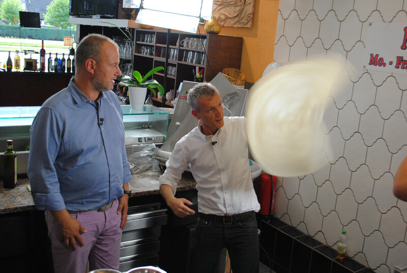 Von den Fähigkeiten des Koches ist sogar Frank Rosin (l.) begeistert … – Bild: Kabel Eins