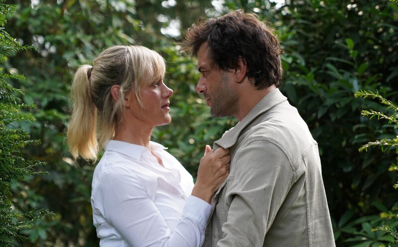 Natasha (Anna Schudt, l.); Mac (Kai Schumann, r.) – Bild: SAT.1 / Marc Bossaerts Natasha (Anna Schudt, l.); Mac (Kai Schumann, r.) – Bild: SAT.1 / Marc Bossaerts