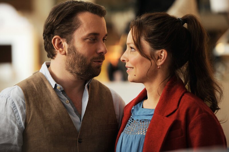 Bevor sie Eltern werden möchten Jan (Christian Ulmen, l.) und Sara (Mina Tander, r.) Flitterwochen in New York machen, doch noch vor Abflug platzt der romantische Traum … – Bild: Fox International Productions (Germany) GmbH and Bavaria Pictures GmbH