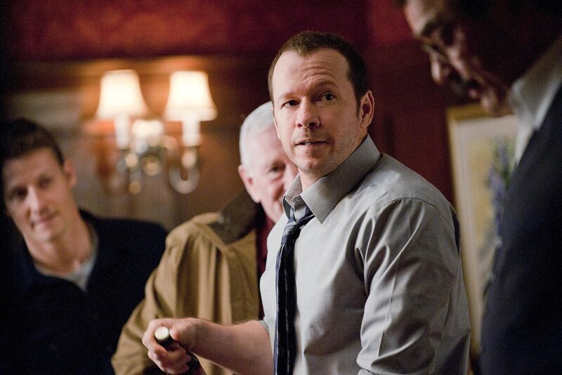 Die Ereignisse des Tages beschäftigen Jamie, Henry, Danny und Frank auch noch abends … – Bild: CBS Broadcasting Inc.